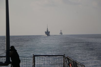 El portaaviones USS Dwight D. Eisenhower (CVN 69) (IKE), el crucero lanzamisiles de la clase Ticonderoga USS Philippine Sea (CG 58), el destructor lanzamisiles USS Gravely (DDG 107), el destructor lanzamisiles USS Stethem (DDG 63), y el destructor de la Armada francesa FS Languedoc (D 653) atraviesan el estrecho de Ormuz con el apoyo aéreo de un E-2C Hawkeye de la Armada francesa y de aviones de combate Rafale de la Fuerza Aérea, el 26 de noviembre. El IKECSG está desplegado en la zona de operaciones de la 5.ª Flota de EE. UU. para ayudar a garantizar la seguridad y la estabilidad marítimas en la región de Oriente Medio.