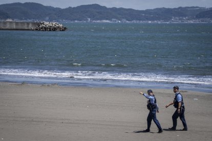 Agentes de policía piden a la gente que evacúe una playa desierta debido a una alerta de tsunami en la ciudad de Fujisawa, en la prefectura de Kanagawa, el 30 de julio de 2025. El 30 de julio, varios tsunamis azotaron zonas del Lejano Oriente ruso y de Japón tras un potente terremoto de magnitud 8,8, y se emitieron alertas en todo el Pacífico por olas de más de tres metros (10 pies) en algunos lugares.