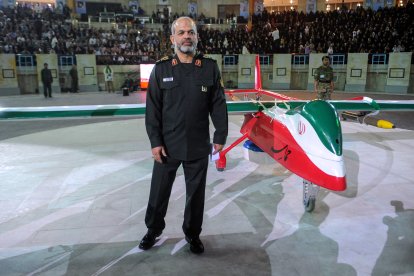 El ministro de Defensa iraní, Ahmad Vahidi, posa junto al nuevo dron de fabricación iraní «Epic» durante una ceremonia celebrada en Teherán el 9 de mayo de 2013. Irán presentó el nuevo dron denominado «Epic», capaz de llevar a cabo misiones tanto de vigilancia como de ataque, según informó la agencia de noticias Mehr. El dron, que también es un modelo furtivo, tiene un largo alcance y está equipado con misiles aire-aire, afirmó el general Amir-Farzad Esmaili, comandante de operaciones antiaéreas.