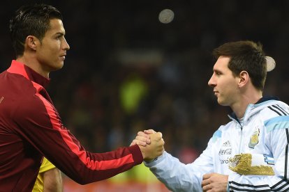 Cristiano Ronaldo y Leo Messi se saludan antes de un juego entre Portugal y Argentina en 2014