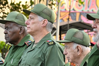 Miguel Díaz Canel, líder del régimen cubano, junto a otros funcionarios.