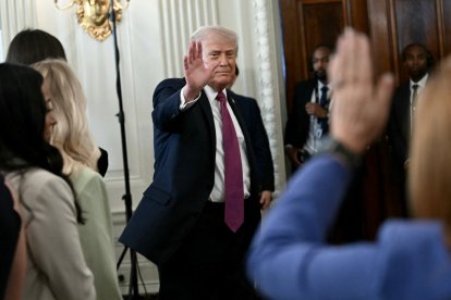 El presidente Donald Trump saluda a los atletas hoy en la Casa Blanca.