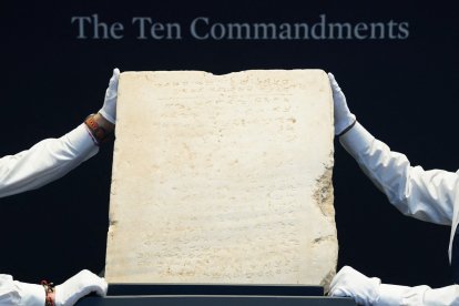 Imagen de la tablilla de piedra inscrita más antigua de los Diez Mandamientos
