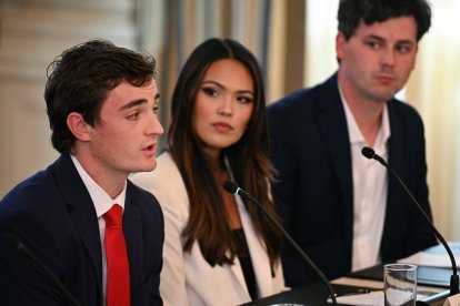 El periodista Nick Shirley habla durante una mesa redonda sobre Antifa