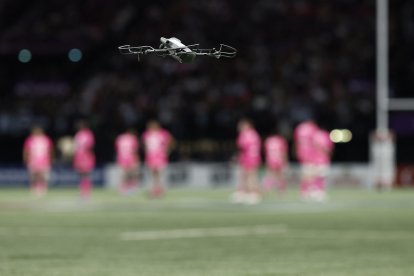Un dron sobrevuela un estadio durante un evento deportivo. Imagen de archivo