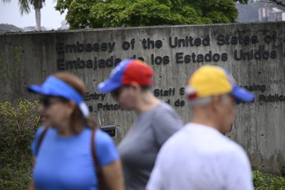 Venezolanos frente a la embajada de los Estados Unidos en Caracas.