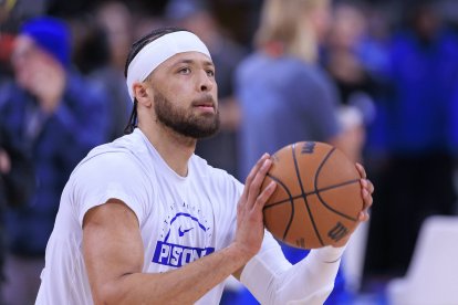 Cade Cunningham #2 de los Detroit Pistons durante el calentamiento previo a su partido