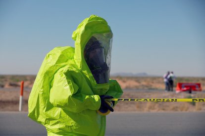 Un rescatista con traje de protección ambiental (Archivo)