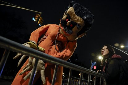 Un muñeco de Nicolás Maduro desplegado frente a la corte neoyorkina donde se desarrollan sus comparecencias judiciales.