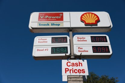El 14 de abril de 2026, en el exterior de una gasolinera Shell en West Hollywood, California, precios de gasolina y diésel