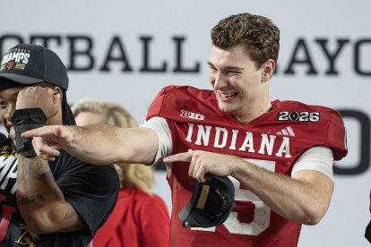Fernando Mendoza, de la Universidad de Indiana, celebra tras ganar el Campeonato Nacional de Fútbol Americano Universitario contra la Universidad de Miami, por 27 a 21. Lunes, 19 de enero de 2026.