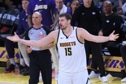 Los Ángeles, California, EE. UU.: Nikola Jokic, con el dorsal n.º 15 de los Denver Nuggets, discute una decisión arbitral durante el partido de la temporada regular de la NBA contra los Los Angeles Lakers, celebrado el sábado 14 de marzo de 2026 en el Crypto.com Arena de Los Ángeles, California. Los Lakers vencen a los Nuggets por 127 a 125.
