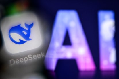 El logo de la empresa China DeepSeek junto a una IA