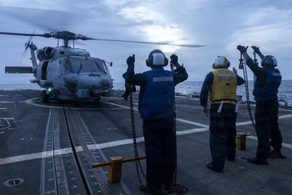 Marineros estadounidenses, destinados al destructor lanzamisiles de la clase Arleigh Burke USS Delbert D. Black (DDG 119), muestran el calzo y las cadenas a los pilotos de un helicóptero MH-60R Sea Hawk, adscrito al Escuadrón de Ataque Marítimo con Helicópteros (HSM) 46, durante la Operación Epic Fury, el 31 de marzo de 2026.