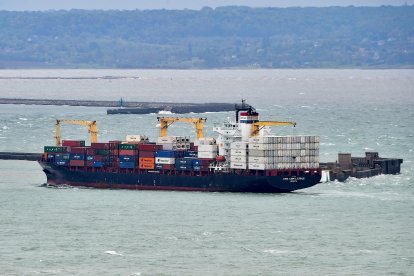 Un buque de carga cruzando un canal marítimo (Archivo)