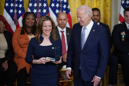 Joe Biden otorga la Medalla Presidencial de Ciudadanos a Jocelyn Benson