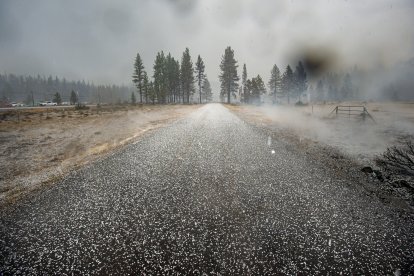 Una carretera cubierta de granizo. Imagen de archivo