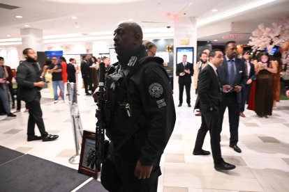Un agente del Servicio Secreto atraviesa el vestíbulo del Washington Hilton tras escucharse disparos durante la Cena de Corresponsales de la Casa Blanca, celebrada en Washington D. C. el 25 de abril de 2026. El presidente Trump asiste por primera vez a la gala anual de la prensa política desde que ocupa el cargo.