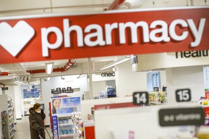 Una mujer busca un medicamento en una farmacia (Archivo)