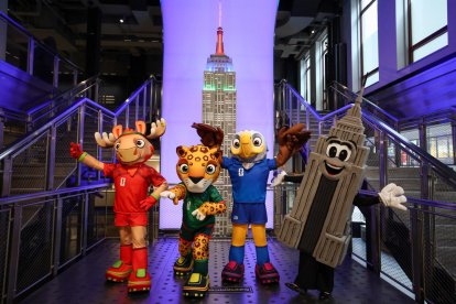 Las mascotas de la Copa Mundial de la FIFA dentro del Empire State Building