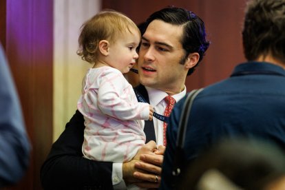 Brandon Gill, republicano de Texas, sostiene a su hija de 16 meses