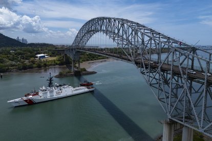 Un buque de la Guardia Costera de EEUU navega por el Canal de Panamá