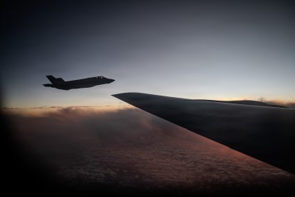 Un avión KC-135 Stratotanker de la Fuerza Aérea de los Estados Unidos vuela junto a un avión F-35A Lightning II de la Fuerza Aérea de los Estados Unidos durante la Operación Epic Fury en la zona de responsabilidad del Mando Central de los Estados Unidos, el 5 de abril de 2026. (Foto de la Fuerza Aérea de los Estados Unidos)
