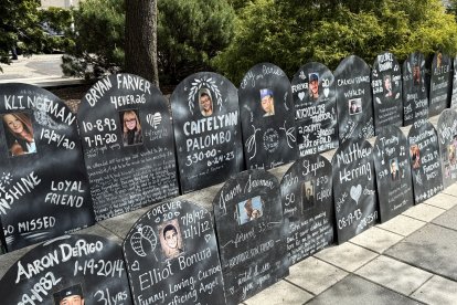 Un memorial improvisado de víctimas de sobredosis por opioides