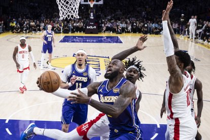 LeBron James anota frente a los Houston Rockets en el quinto juego