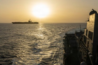 USS Abraham Lincoln (izq.) realizando operaciones de bloqueo en el Mar Arábigo el 16 de abril de 2026