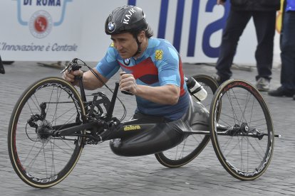 (ARCHIVO) El ex piloto de carreras y ciclista paralímpico italiano Alex Zanardi participa en la 23.ª Maratón de Roma el 2 de abril de 2017. Alex Zanardi, el piloto de carreras italiano que se convirtió en campeón paralímpico de ciclismo tras perder ambas piernas en un accidente, ha fallecido a los 59 años, según anunció su familia el 2 de mayo de 2026. Zanardi, uno de los deportistas más queridos y respetados de su país, a quien se le atribuye haber contribuido a transformar la percepción de la discapacidad en Italia, falleció en la tarde del 1 de mayo. (Foto de Andreas SOLARO / AFP)