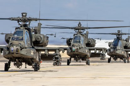 Una formación de helicópteros de ataque AH-64 Apache del Ejército de los Estados Unidos, armados con cohetes y misiles Hellfire, sale a pista para realizar un vuelo programado en la zona de responsabilidad del Mando Central de los Estados Unidos. Además de los cohetes y los misiles, el Apache cuenta con un cañón automático de 30 mm.