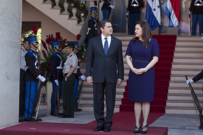 Imagen n.º: 41490078    (151217) -- TEGUCIGALPA, 17 de diciembre de 2015 (Xinhua) -- El presidente de Honduras, Juan Orlando Hernández (izquierda), y su esposa, Ana García de Hernández, esperan para dar la bienvenida al presidente de Costa Rica, Luis Guillermo Solís, y a su esposa, Mercedes Peñas (no aparece en la imagen), en la Casa Presidencial de Tegucigalpa, capital de Honduras, el 17 de diciembre de 2015.  (Xinhua/Rafael Ochoa) (jg) (ah)