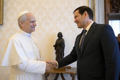 León XIV y Marco Rubio, durante un encuentro en mayo de 2025. Imagen de archivo