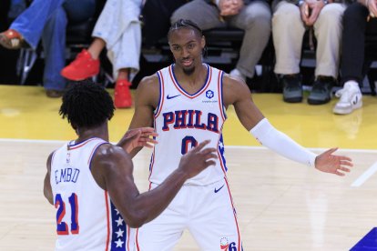 Tyrese Maxey y Joel Embiid, de los Philadelphia 76ers. Imagen de archivo