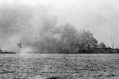 El buque de transporte estadounidense USS Wakefield se incendia en el mar