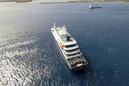 Una vista general del crucero MV Hondius anclado frente al puerto de Praia (Archivo)