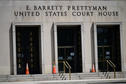 Members of the media and protesters calling for the impeachment of President Donald Trump gather at the E. Barrett Prettyman United States Court House in Washington, DC, United States, on April 27, 2026. This gathering takes place in advance of the arraignment of 31-year-old Cole Allen, who is accused of opening fire at the White House Correspondents' Association dinner over the weekend. Local and federal law enforcement are positioned outside the courthouse prior to Allen's appearance. (Photo by Kyle Mazza/NurPhoto) (Photo by Kyle Mazza / NurPhoto via AFP)