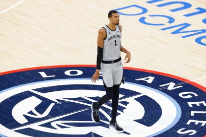 INGLEWOOD, CALIFORNIA - 16 DE MARZO: El alero de los San Antonio Spurs, Victor Wembanyama (1), durante el partido entre los San Antonio Spurs y los LA Clippers celebrado el 16 de marzo de 2026 en el Intuit Dome de Inglewood, California.