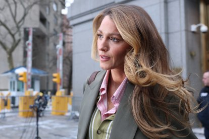 La actriz Blake Lively saliendo de la corte en plena batalla contra Baldoni