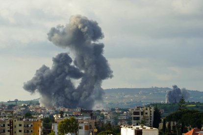 El humo se eleva desde el lugar de los ataques aéreos israelíes