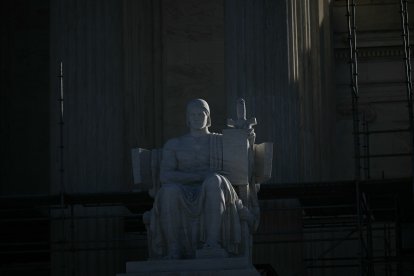 Una estatua en las afueras de la Corte Suprema de EEUU