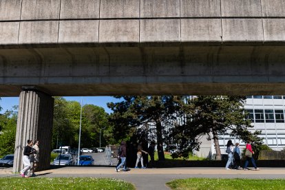 University's students walk through the Science City Campus of the University (Files)