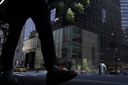 Una persona camina en Nueva York