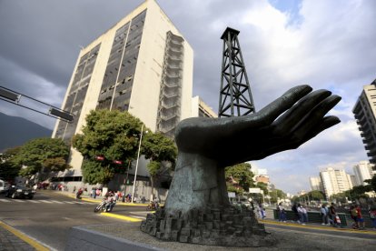 Una escultura de temática petrolera en Caracas.