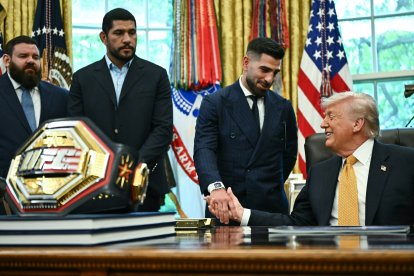 Ilia Topuria saluda al presidente Donald Trump en la Oficina Oval.
