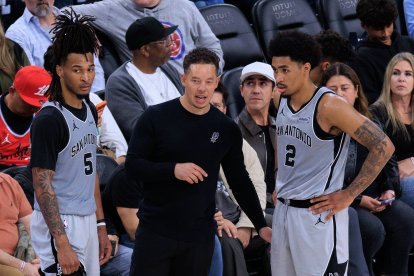 El técnico de los San Antonio Spurs, Mitch Johnson, da instrucciones a Stephon Castle (n.º 5) y Dylan Harper (n.º 2) durante un partido de la temporada regular de la NBA de 2026 contra los Los Angeles Clippers, celebrado el jueves 2 de abril de 2026 en el Intuit Dome Arena de Inglewood, California. Los Clippers pierden ante los Spurs por 118-99. JAVIER ROJAS/PI
