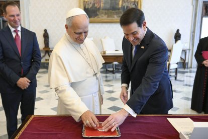 El Papa León XIV junto a Marco Rubio en el Vaticano