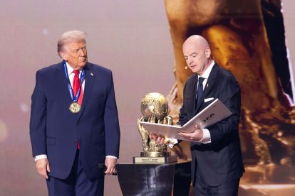 El presidente Donald Trump junto a Gianni Infantino, presidente de la FIFA.