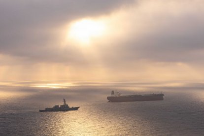 El destructor lanzamisiles de la clase Arleigh Burke USS Rafael Peralta (DDG 115) impone un bloqueo marítimo a un buque con pabellón iraní que intenta navegar hacia un puerto iraní, el 24 de abril de 2026.